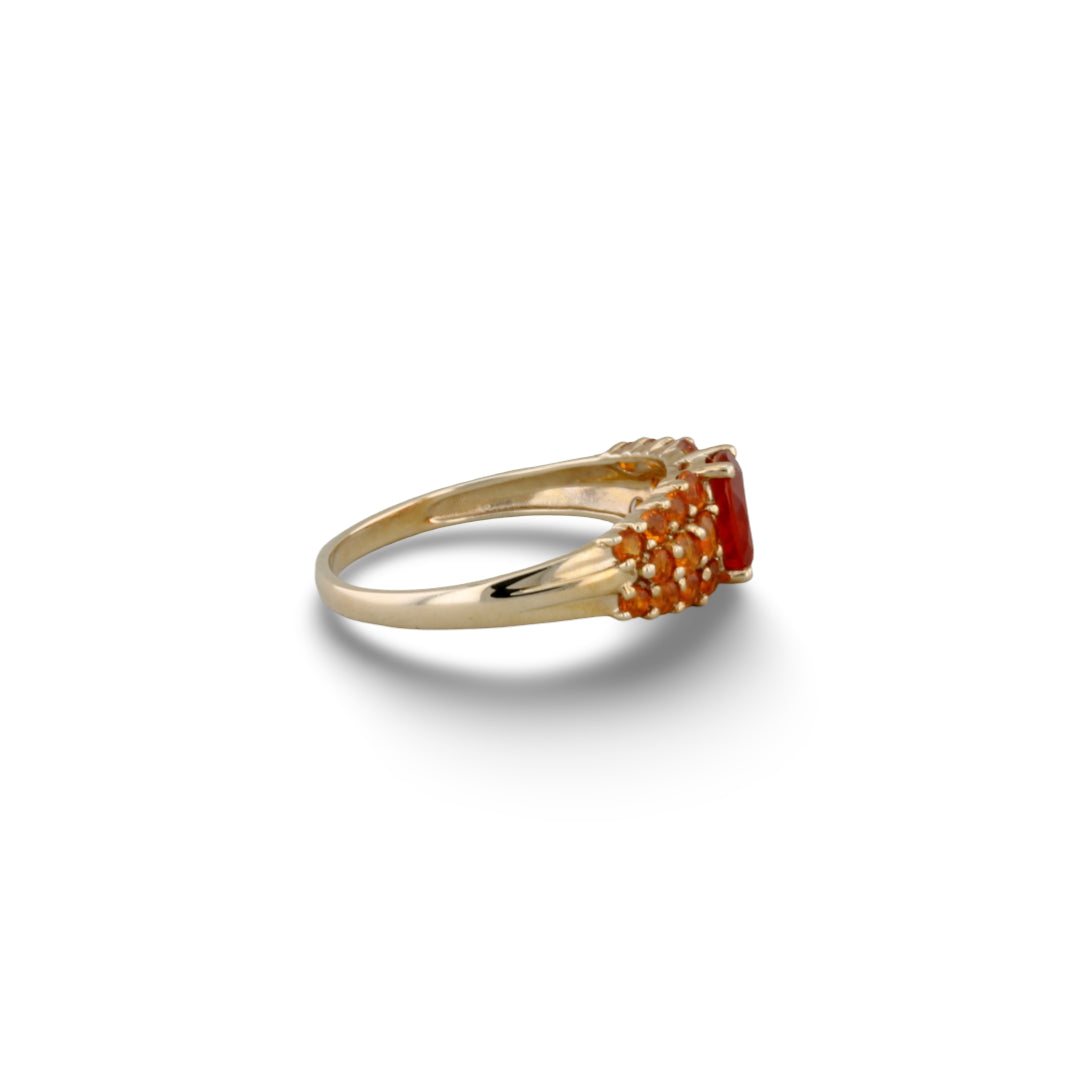 Goldener Ring mit roten Steinen