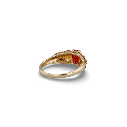 Goldener Ring mit roten Steinen