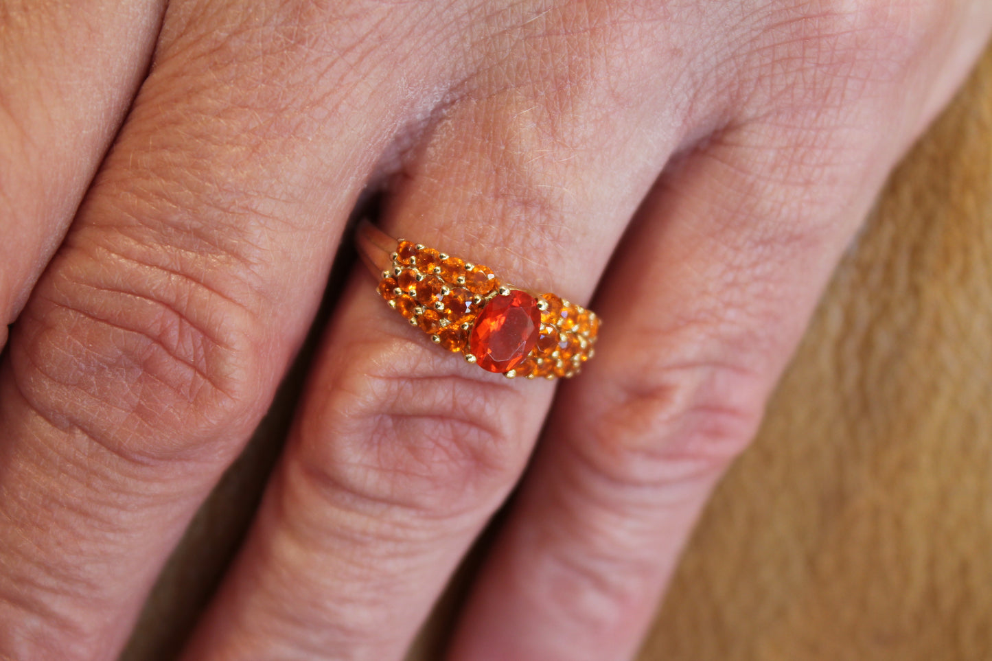 Goldener Ring mit roten Steinen