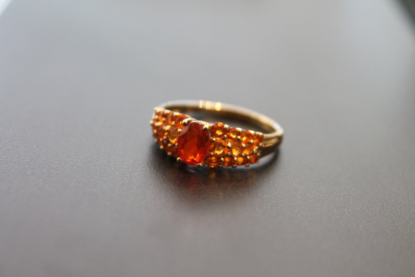Goldener Ring mit roten Steinen