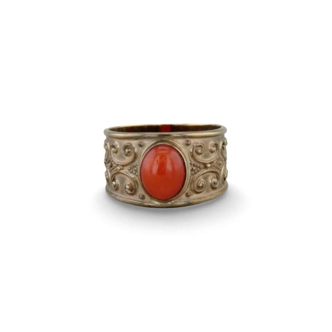 Gelbgoldring mit Koralle