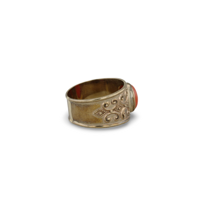 Gelbgoldring mit Koralle