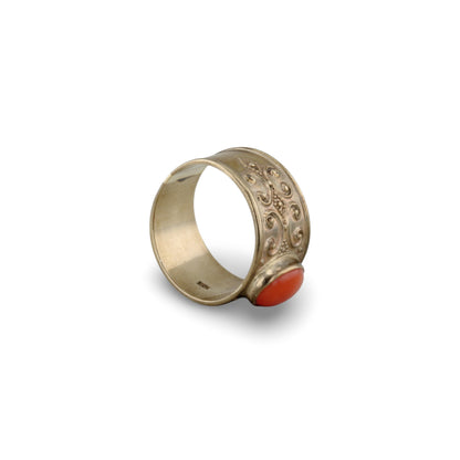 Gelbgoldring mit Koralle