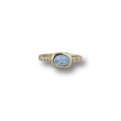 Goldring mit Blautopas in Zargenfassung
