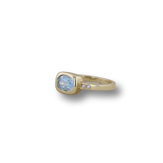 Goldring mit Blautopas in Zargenfassung