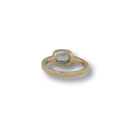 Goldring mit Blautopas in Zargenfassung