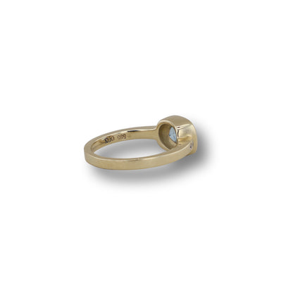 Goldring mit Blautopas in Zargenfassung