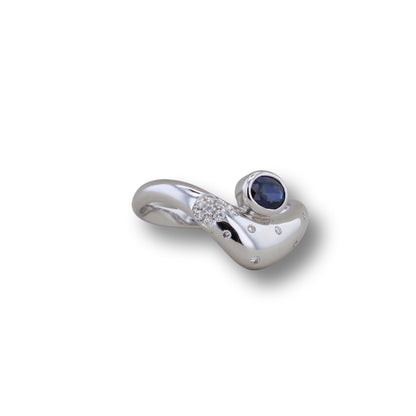 Weißgold Ring mit Saphir und 14 Brillanten